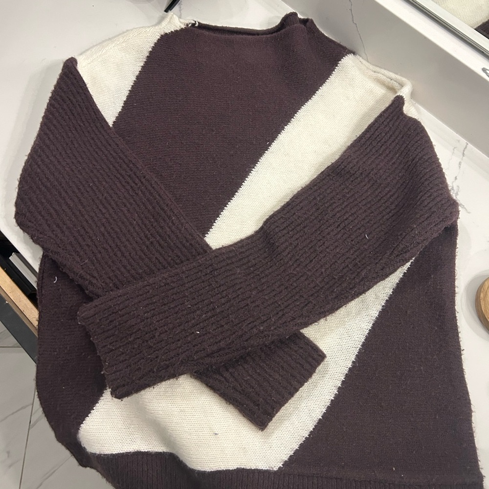 Liz Claiborne Women's Sweater in Brown and Cream